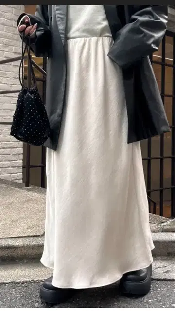 스타일업 새틴 스커트