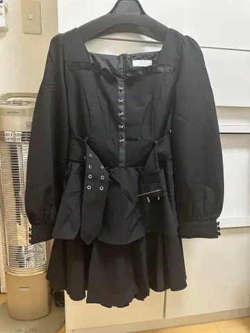 pium 프론트 후크 티어드 원피스 블랙