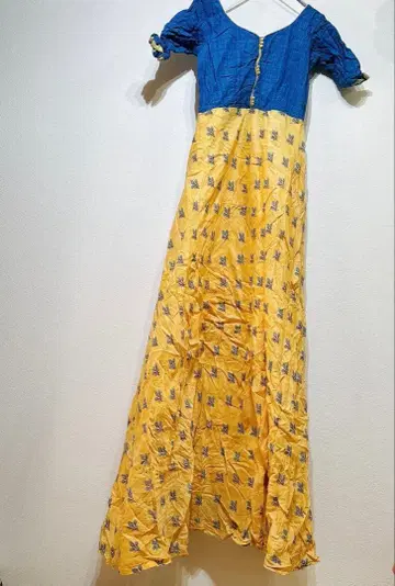 파랑과 노랑 꽃무늬 셔츠 원피스 롱 원피스 롱 기장 화려한 무늬 드레스