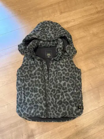 TATRAS 레오파드 무늬 후드 부착 다운 베스트