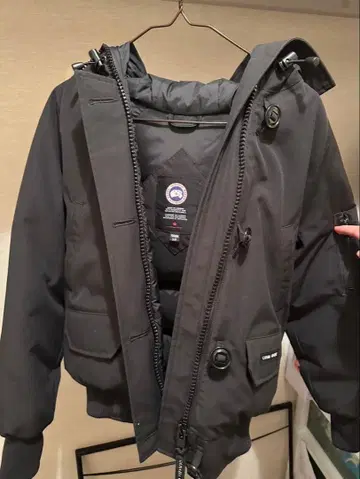 Canada Goose 퍼 달린 다운 재킷