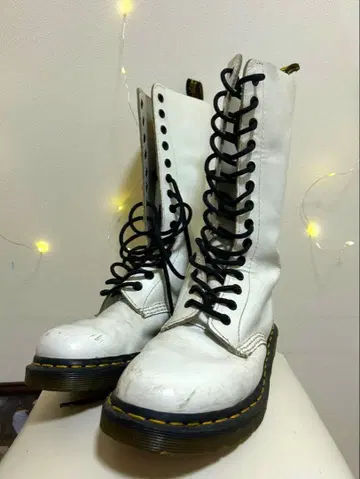닥터 마틴 화이트 하이컷 부츠