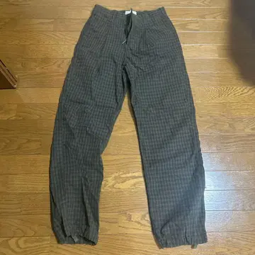 GAP 다크 브라운 체크 무늬 바지