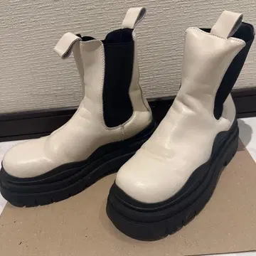 화이트 가죽 사이드 고어 부츠 통굽