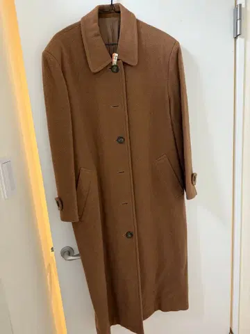 브라운 버튼 달린 롱 코트
