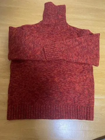 오렌지 계열 터틀넥 니트 긴팔