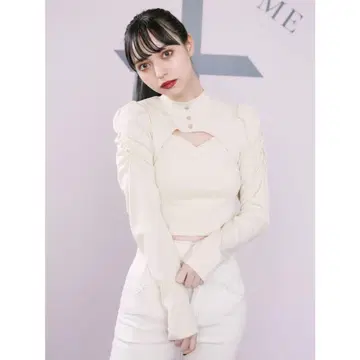 EATME 데콜테 숏 리브 TOP 아이보리