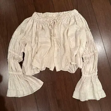 CURRENTAGE 아이보리 프릴 소매 셔츠