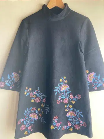 ZARA 자수 블랙 하이넥 원피스