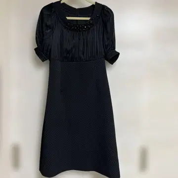 EPOCA 블랙 반팔 무릎 기장 원피스