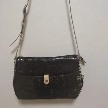 클레이 서스 블랙 에나멜 숄더백
