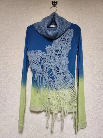 개성 있는 니트 장식 포함 상의