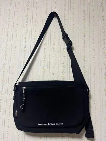 BEAMS 블랙 숄더백 카도카와 뮤지엄 콜라보