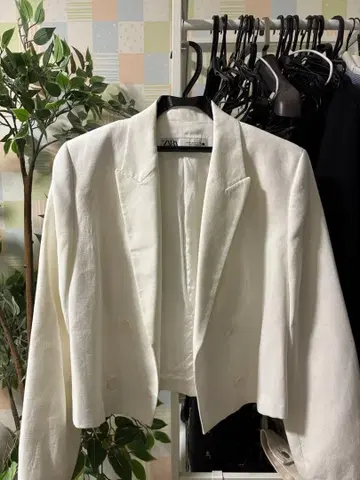 ZARA 크롭 화이트 자켓