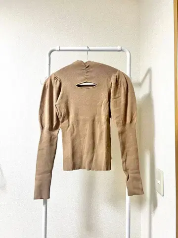 퍼프 슬리브 하이넥 스웨터 가슴 컷 아웃