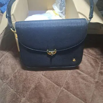 블랙 합성 피혁 숄더백 골드 금장 장식