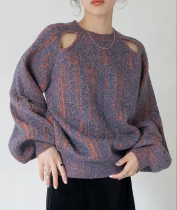 VACANCY 배색 사이드 홀 케이블 니트