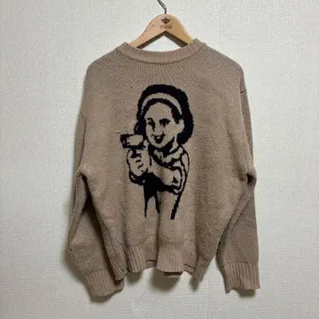 WONDERVISITOR 캐릭터 자수 니트 스웨터
