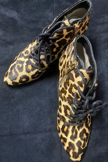 마이클코어스 송치가죽 레오파드 숏부츠