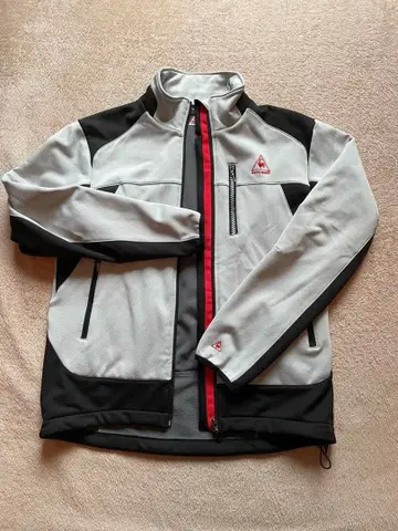 그레이와 블랙의 풀 집업 블루종 자켓