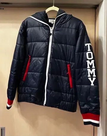 TOMMY 후드 부착 다운 자켓 네이비