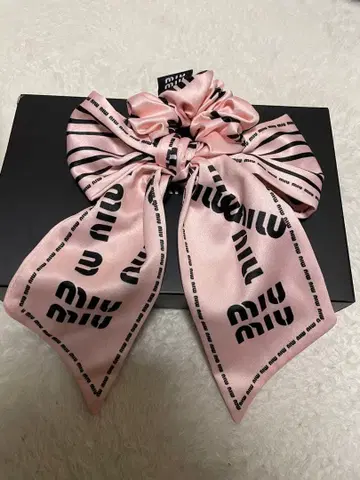MIU 로고 프린트 리본 스크런치 핑크