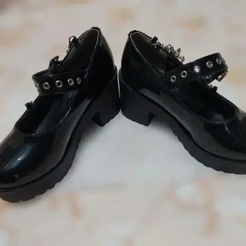 LOVE HUNTER 크로스 체인 블랙 펌프스