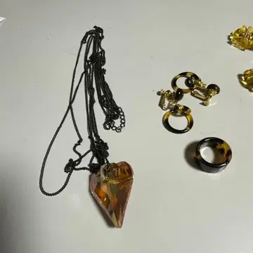 하트형 크리스탈 펜던트와 비즈 액세서리 세트