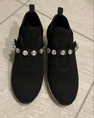 EVOL 비쥬 장식 블랙 스니커즈