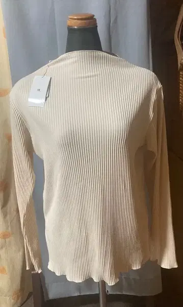 새상품 택 포함 어반 리서치 보틀넥 리브 상의