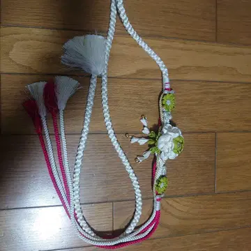 꽃 장식이 달린 허리띠