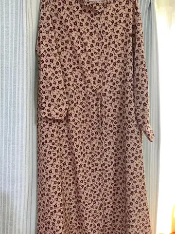 꽃무늬 베이지 긴팔 원피스