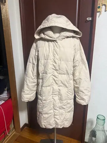그로브 후드 부착 크림색 롱 다운 자켓