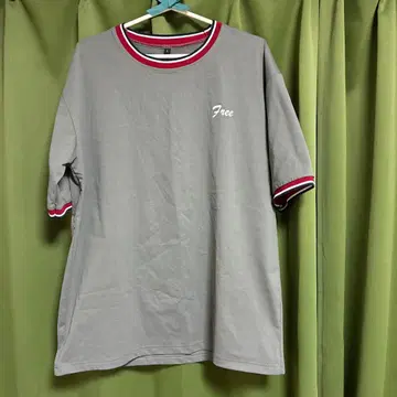 고급스러운 느낌의 상의 그레이