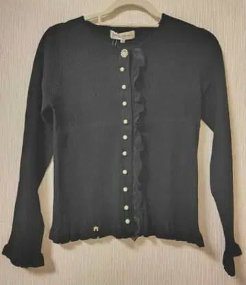 새상품 슈퍼 뷰티 42 프릴 진주 버튼 니트 가디건 블랙