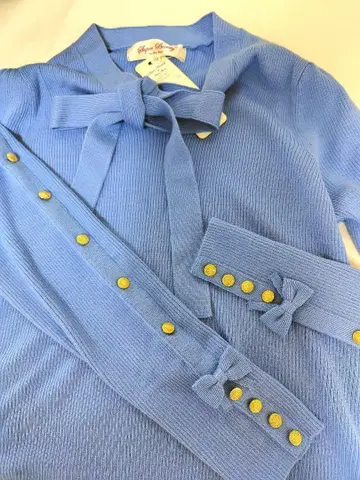 새상품 슈퍼뷰티 44 얇은 파랑 긴팔 니트 리본 타이와 골드 버튼 포함