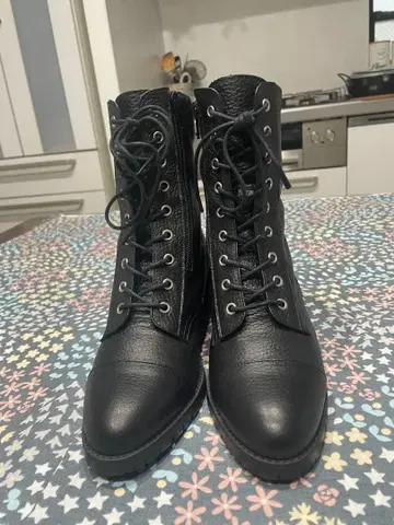 블랙 가죽 부티 중간 굽