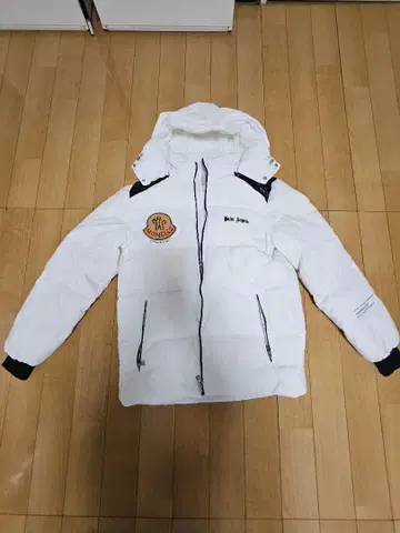 화이트 다운 자켓 후드 부착