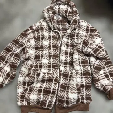 플리스 자켓 브라운과 화이트 체크
