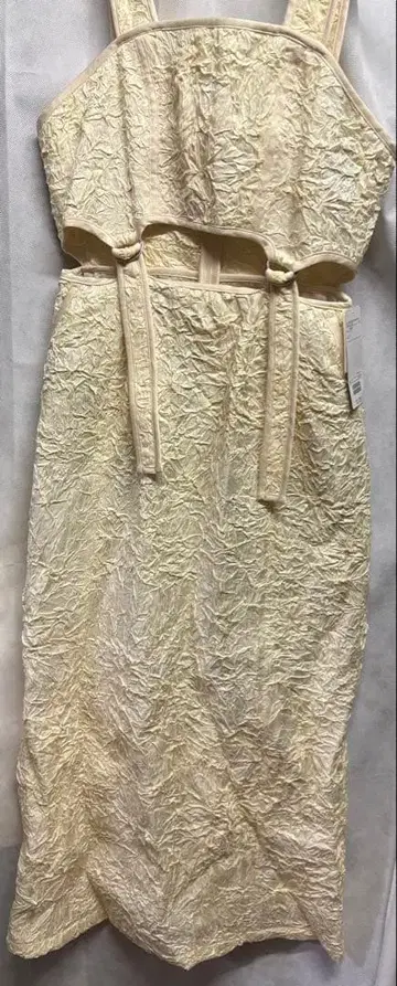 크림색 주름 가공 슬리브리스 원피스