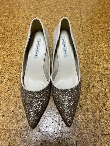 글리터 장식 베이지 골드 하이힐