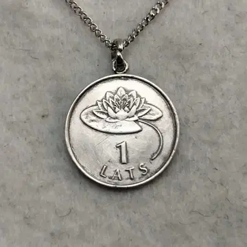 라트비아 연꽃 코인 목걸이 착용 OK
