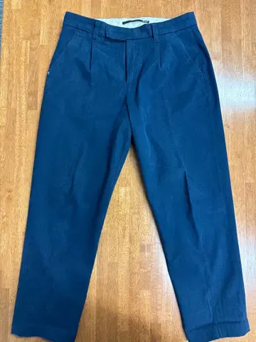 C+ 네이비 플리츠 치노 팬츠 씨플러스