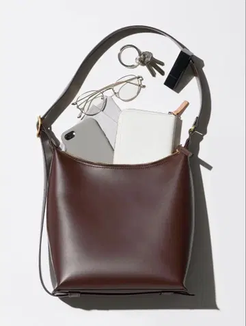 UNIQLO 레더 터치 스퀘어 숄더백 다크 브라운