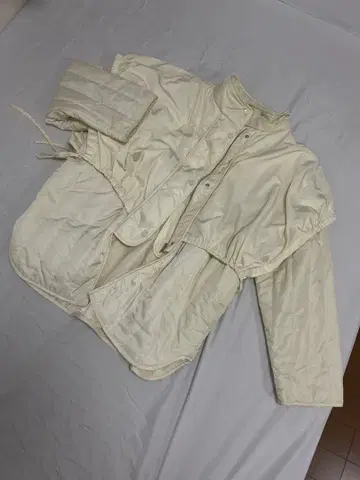 아이보리 퀼팅 자켓