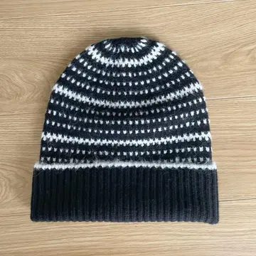 TOTEME 블랙과 화이트 스트라이프 니트 비니