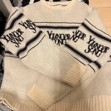 Younger Song universal logo border knit