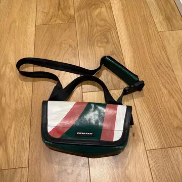 FREITAG 메신저 백 화이트/그린/레드