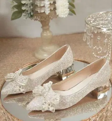 리본 포함 실버 펌프스