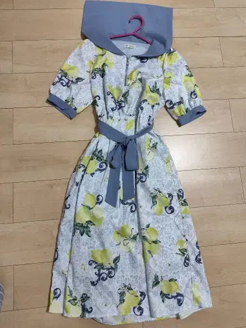 엑시즈팜 레몬 패턴 원피스